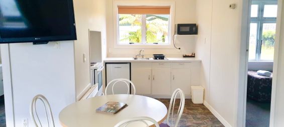 2 Bedroom Unit - Kiwi - kitchenette and dining area