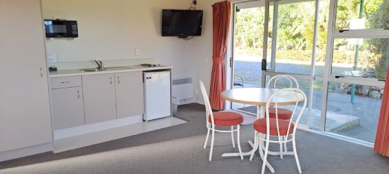Executive Studio - Fantail - kitchenette and dining area
