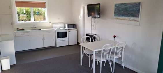 2 Bedroom Unit - Takahe - kitchentte and dining area